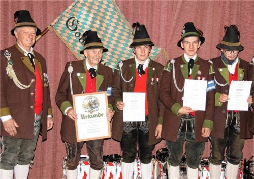 Urkunden für Verdienste: (von links) Schützenmeister Georg Winkler ehrt Walter Lechner, 98 Jahre, den ältesten Teilnehmer beim Bundesschießen, mit Geschenk und Urkunde, im Beisein junger nachfolgender Schützen, die für zehnjährige Mitgliedschaft ausgezeichnet wurden.Foto Schwitteck