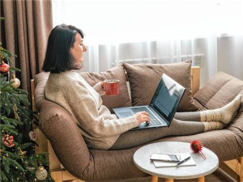 Urlaub dient der Erholung. Dennoch sind viele Mitarbeiter erreichbar. Foto Elen Nika/stock.adobe.com