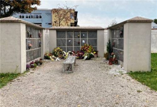 Urnenwand im Friedhof in Gars: Neue Bestattungsformen erfordern auch hier neue Angebote. Foto Fuchs