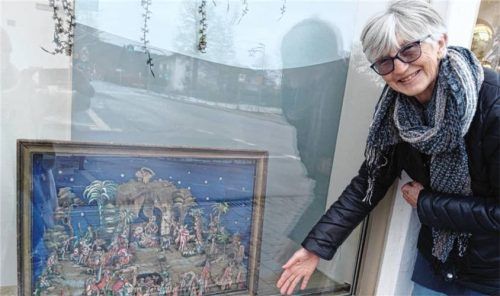 Vermutlich zum letzten Mal wird man heuer in der Weihnachtszeit den Siegsdorfer Krippenweg entlangbummeln können. Rosi Bauer, hier vor einem der Ausstellungsfenster, muss ihre Himmelswerkstatt räumen und hat noch keine neue Bleibe für ihre Exponate gefunden. Foto Oberkandler