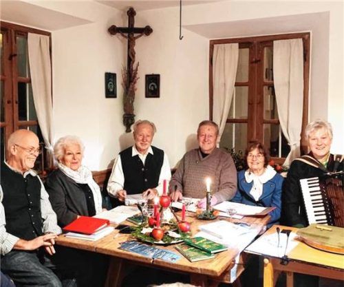 Verserlschreiber mit musikalischer Begleitung: (von links) Ernst Reiter, Heidi Huber, Lothar Rechberger, Sepp Obermüller, Helga Kohn und Brigitte Buckl. Foto Hötzelsperger