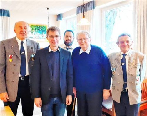 Veteranenverein Olching zu Besuch in Prien: (von links) Schriftführer Ernst Wagner, Pfarrer Josef Steindlmüller, Vorsitzender Michael Maier, Pfarrer i. R. Josef Dengl und Revisor Hans-Günter Arndt. Foto hötzelsperger