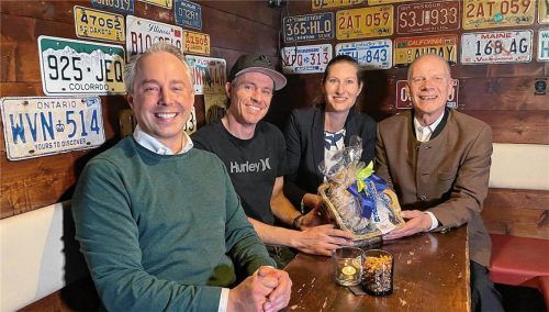 Viel Erfolg wünschten Bernaus Bürgermeisterin Irene Biebl-Daiber und Sascha Klein vom Gewerbeverein (rechts) beiden neuen Wirten und Besitzern des „Charly's Inn“, Georg Wolf-Sebottendorf (links) und Florian Maier. Fotos Kirchner