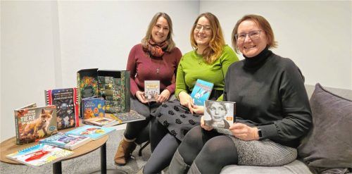 Viel Spaß an seiner Arbeit hat das Buchverkaufsteam der OVB-Heimatzeitungen (von links): Heike Meissner, Melanie Bügler, Petra Kerscher und – nicht auf dem Bild – Doris Heinisch. Foto Karin Zehentner