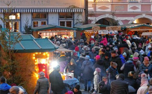 Viele Besucher aus der Umgebung kommen zum Kraiburger Christkindlmarkt auf den historischen Stadtplatz. Fotos Christa Bachmeier