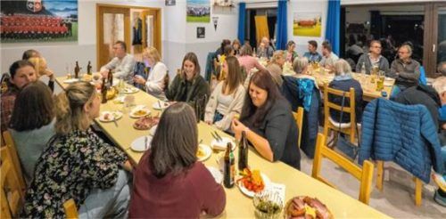 Viele Gäste kamen zum Sportlerstammtisch ins Sportheim am Unterwössner Stadion.Foto Flug