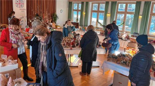 Viele interessierte Besucher kamen zum ersten Flohmarkt für Weihnachtsdeko in den Inzeller Pfarrsaal und deckten sich mit weihnachtlichen Dekorationsartikeln ein. Foto Wegscheider