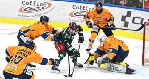 Vier Lausitzer und ein Rosenheimer: Teemu Pulkkinen hatte hier den Führungstreffer auf dem Schläger, brachte aber den Puck nicht im Tor unter.Foto Hans-Jürgen Ziegler