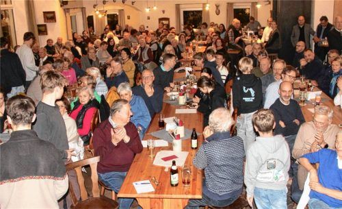 Voll besetzt war der Saal beim Bergwirt, als sich Bürgermeister Hajo Gruber im Rahmen der Bürgerversammlung den Fragen der Menschen im Ort stellte und – vor allem – eine Bilanz der ablaufenden Legislaturperiode zog. Foto  Schmidt
