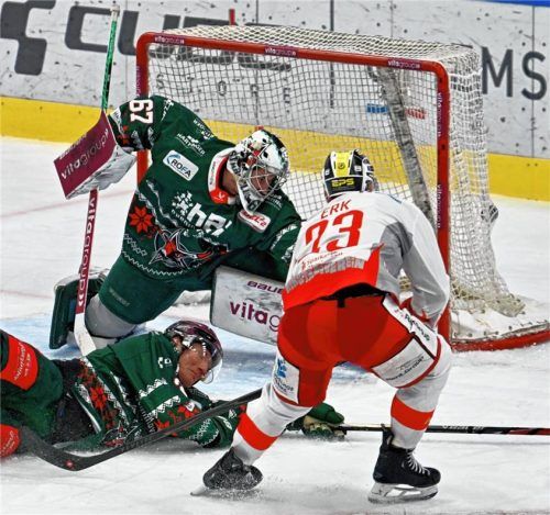 Voller Einsatz wird nicht belohnt: Joel Keussen (liegend) und Christopher Kolarz können dieses Gegentor nicht verhindern.Foto Hans-Jürgen Ziegler