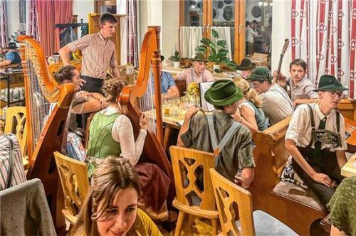 Volles Haus: Das Volksmusikseminar des Chiemgau-Alpenverbands im Gasthof Ott in Staudach-Egerndach war mit 64 Musikanten ausgebucht. Foto flug