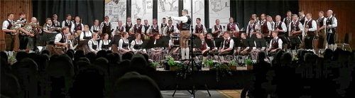 Vom Jodler über Oper bis zu Filmmusik: Die Musikkapelle Neubeuern spielte ein ebenso bunt gemischtes wie unterhaltsames Programm. Fotos Beham