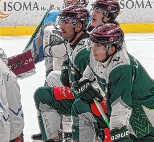 Von Augsburg nach Rosenheim: Leon van der Linde (Mitte) beim Starbulls-Training.Foto Obermaier