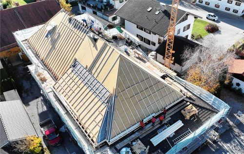 Von oben gut sichtbar: Am Volkstheater Flintsbach arbeiten Handwerker derzeit an der umfassenden Erneuerung des historischen Dachs, bei der alte Bausubstanz erhalten und moderne Dämmung fachgerecht eingebaut wird.Foto Volkstheater