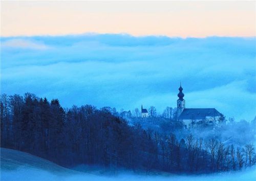 Von Ruhpolding ist nicht viel zu sehen, nur die Kirchturmspitze ragt aus dem Nebel. Foto Niederbuchner