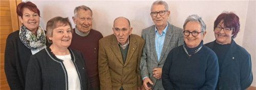 Vorsitzende Susanne Knobloch (Zweite von links ) und Vorsitzende Waltraud Reich (rechts) ehrten die langjährigen Mitglieder (von links) Michaela Hadersbeck, Josef Thaler, Johann Bachinger und Peter Weinberger und freuten sich mit dem neuen Vereinsmitglied Jutta Remy (Zweite von rechts).Foto Hadersbeck