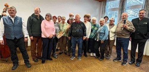 Vorsitzender Kurt Möser (links) mit Jubilaren und einem Teil der Mitglieder, die das Jahresprogramm austeilen.Foto OGV Kolbermoor