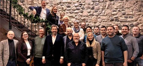 Vorsitzender Stephan Bruhn (vorne, Mitte) und Bürgermeister Matthias Bernhardt (vorne, Vierter von links) mit den Kandidaten der FWO für die Kommunalwahl 2026.Foto  re