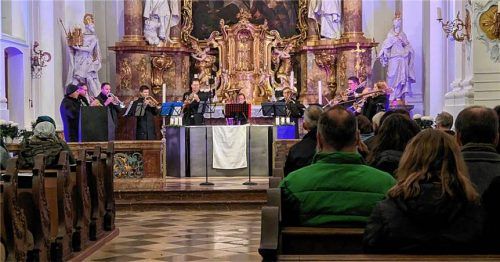 Vortrefflich gelang den Musikern die Darbietung ihres angenehm kurzweiligen Programms in der Rotter Pfarrkirche. Foto burlefinger
