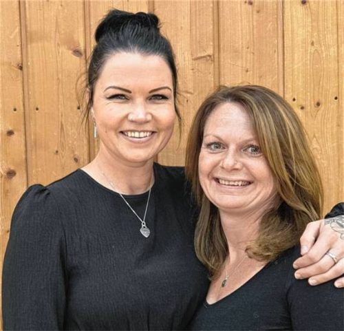 Vroni Oberhuber und Roswitha Bergmüller (rechts) verkörpern die Marketenderinnen bei den Wasserburger Schäfflern. Foto Birkhof