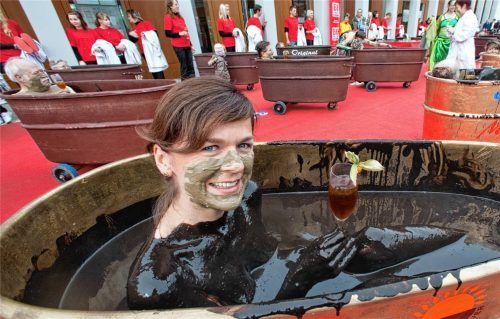 Während eines Rekordversuchs für das „Guinness Buch der Rekorde“ sitzt eine Teilnehmerin mit einem Cocktail in ihrer mit Moor gefüllten Badewanne. Auch in Bad Aibling gibt es Moor-Programme zur Erhaltung und Verbesserung der eigenen Gesundheit. Foto dpa