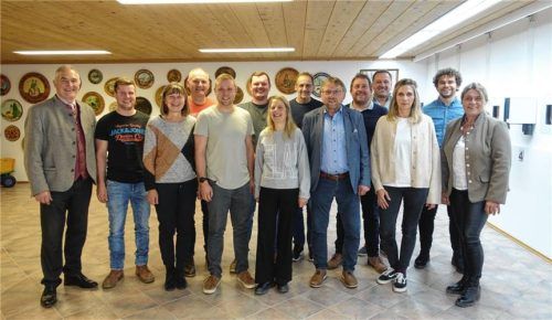 Wahlleiter Sepp Hofer (links) und Schriftführerin Barbara Stein (rechts) mit den Kandidaten (von links) Andreas Fortner, Eleonore Kastl, Mathias Bichler, Simon Dirnecker, Andreas Lechner, Jutta Stübl, Franz Pfisterer, Paul Dirnecker, Rupert Stübl, Andreas Obermayer, Rosina Anger, Johannes Hofmeister. Foto Voggenauer