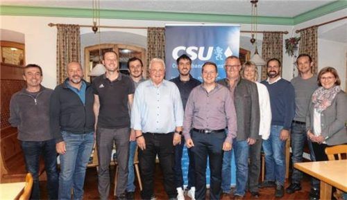 Wahlleiterin und stellvertretende Landrätin Marianne Loferer (rechts) mit den Kandidaten (von links) Andreas Zunhammer, Hubert Glatzenberger, Max Wenzke, Simon Osterloher junior, Albert Maier, Raphael Ebersberger, Franz Bock, Josef Bichler, Carola Weiland, Josef Hölzl und Christoph Obermaier.Foto Voggenauer