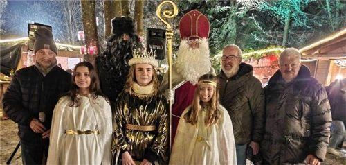 Waren schon mal dabei: (vl.) Christian Göttlinger, Mara Barthel, Johanna Hirtelreiter, Diana Oberbauer, Dino Salatin und Erwin Baumgartner sowie der Nikolaus und Krampus.Foto Witte