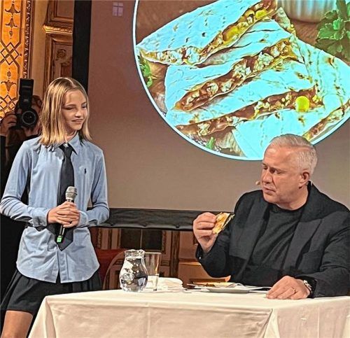 Was ist in den Quesadillas? Sternekoch Alexander Herrmann wurde von den Schülern auf Schloss Neubeuern getestet. Foto Schloss Neubeuern