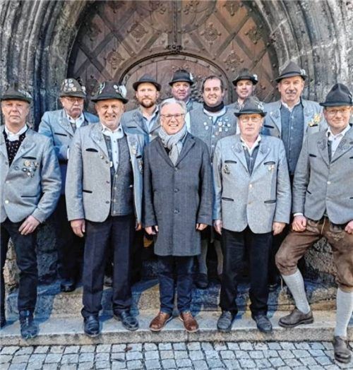 Wasserburgs Bürgermeister Michael Kölbl inmitten der Böllerschützen aus Griesstätt. Foto böllerschützen