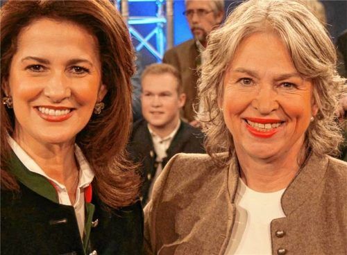 Wegen des Streits um die Kampenwandbahn diskutierten Tourismusministerin Michaela Kaniber (CSU) und Grünen-Landesvorsitzende Gisela Sengl (rechts) jetzt mit Bürgern über die Frage, wie viel Tourismus die Berge vertragen. Foto Peter Huber/Herbert Reiter