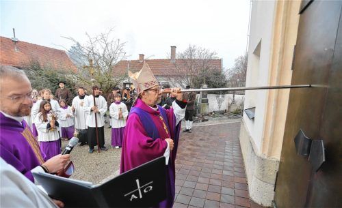 Weihbischof Wolfgang Bischof erbat die Öffnung des Kirchenportals, indem er mit seinem Stab an die Kirchentür klopfte.Foto Höpfinger