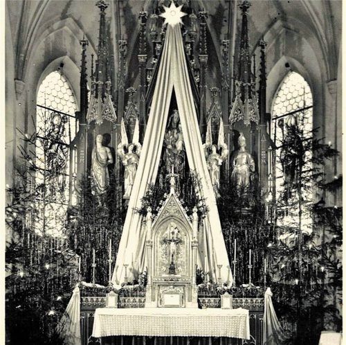 Weihnachtlich geschmückte Pfarrkirche vor 100 Jahren. Foto Archiv Meindl