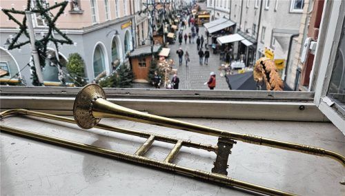Weihnachtlicher Schatz: Die kunstvoll verzierte Altposaune am Fenster mit Blick auf die weihnachtliche Straße – bis heute wird das Instrument im Städtischen Museum gehütet. Der letzte Türmer der Stadt soll auf ihr einen Weihnachtsgruß vom Mittertor aus in die Stadt geschickt haben. Fotos Wunsam