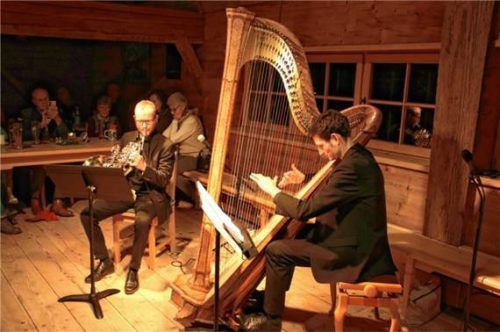 Weihnachtsruh‘ statt Packerlstress schenkten Johann Niedermaier (Harfe) und Sebastian Krause (Horn).Foto  Benekam