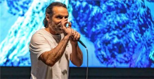 Weltklasse-Kletterer Alexander Huber bei seinem Multi-Visionsvortrag mit Musik, Fotos und Filmen im Kulturforum Klosterkirche in Traunstein.Foto Effner