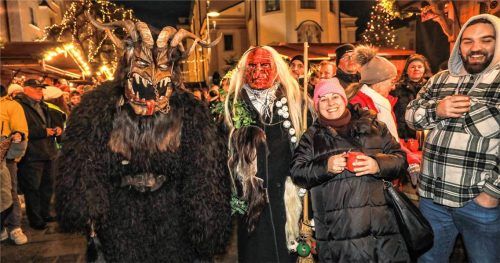 Weniger Angst, dafür umso mehr Freude verbreiteten die Perchten beim Traunsteiner Perchtenlauf. Fotos Effner