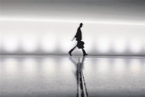 Wer sich nur genügend anstrengt, wird auch gesehen? Wer eine Beförderung anstrebt, muss sich unter Umständen auf die Bühne stellen. Foto CHRISTOPH SOEDER/DPA-TMN