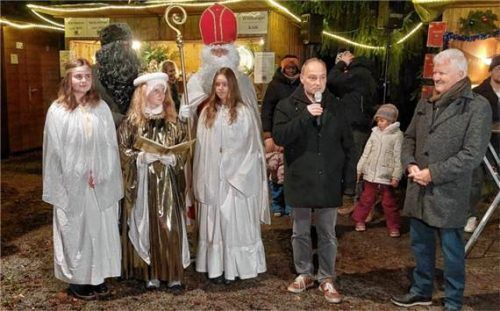 Werbegemeinschaftsvorsitzender Christian Göttlinger eröffnete den Markt mit dem Neumarkter Christkind.