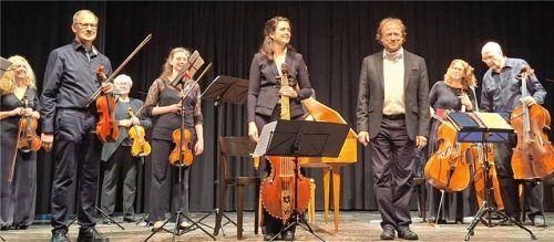 Werke aus dem späten 17. und frühen 18. Jahrhundert spielte das Chiemgau-Orchester unter Leitung von Matthias Linke (Dritter von rechts). Foto Trampert.