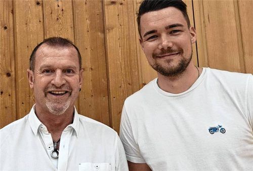 Werner Holzmann (links) und Marinus Winhart stehen stellvertretend für insgesamt 22 Tänzer und vier Vortänzer bei den Wasserburger Schäfflern Rede und Antwort. © Birkhof