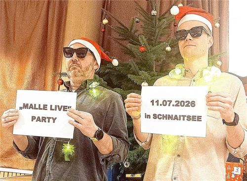 Wie Werbestatuen posierten die beiden TSV-Vorsitzenden Udo Verbega (links) und Eric Löffelmann für die Malle-Party zum 100-jährigen Jubiläum.Foto unterforsthuber