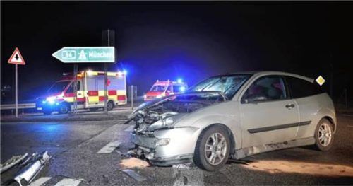 Wieder Crash mit Pkw an Kreuzung auf Staatsstraße 2550/Auffahrt A94 Richtung München.Foto  fib/MK