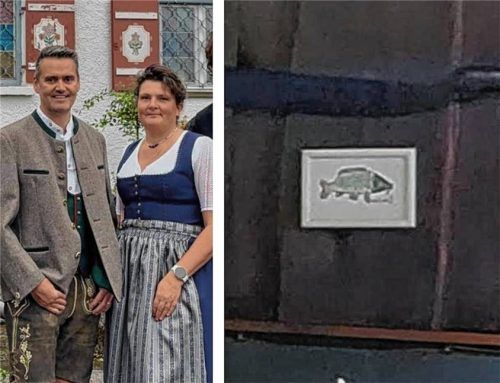 Willi und Michaela Huber, Wirtsleute des Gocklwirts am Simssee, vermissen ein kleines Bild mit großer Bedeutung: Mutmaßlich haben Gäste das Bild eines Karpfens der Rosenheimer Künstlerin Gertruda Gruber-Goepfertova aus der Gaststube gestohlen. Fotos Blum/Huber
