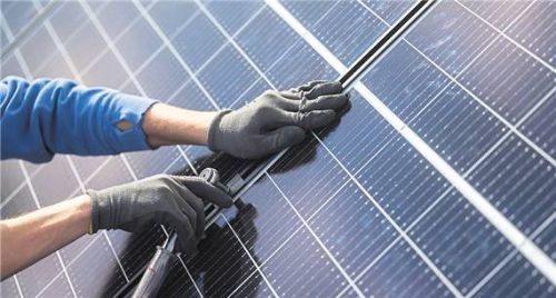 Wird eine Photovoltaikanlage im Außenbereich und nicht direkt am denkmalgeschützten Gebäude installiert, ist dies zulässig. Foto Marijan Murat/dpa