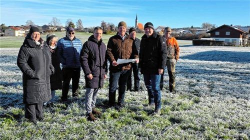 Wird Kammer in Zukunft eine Festwiese für Jubiläen bekommen? Eigentümer, Pächter, Nachbarn, Vereinsvertreter und Traunsteins Oberbürgermeister trafen sich dazu kürzlich an der Haunstätter Straße, um das Vorhaben zu erörtern: (von links) Eigentümerfamilie mit Claudia Lorenz sowie Brigitte und Raimund Stuhlreiter, Oberbürgermeister Dr. Christian Hümmer, Trachtenvorstand Franz Maier, KSK-Vorstand Robert Maier, Blau-Weiss- Präsident Max Hiebl und Pächter Peter Parzinger. Foto Oberkandler