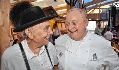Wolfgang Unertl (links) und Alfons Schuhbeck im Zelt auf dem Mühldorfer Volksfest. Foto Honervogt