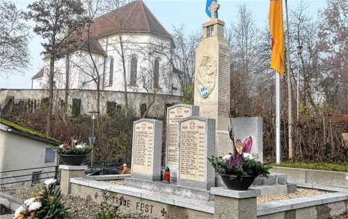 Wurde in Salmanskirchen aufwendig renoviert – das Kriegerdenkmal. Foto stettner