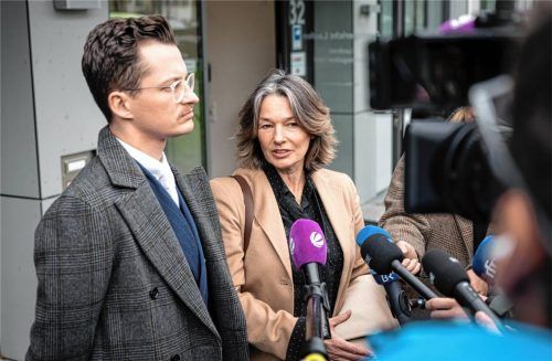 Yves Georg und Regina Rick, Anwälte des Angeklagten, sprechen mit Journalisten, nach dem Freispruch im Prozess um den Fall Hanna.Foto dpa