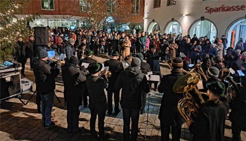 Zahlreiche Besucher beteiligten sich am Weihnachtsflashmob. Foto Hadersbeck